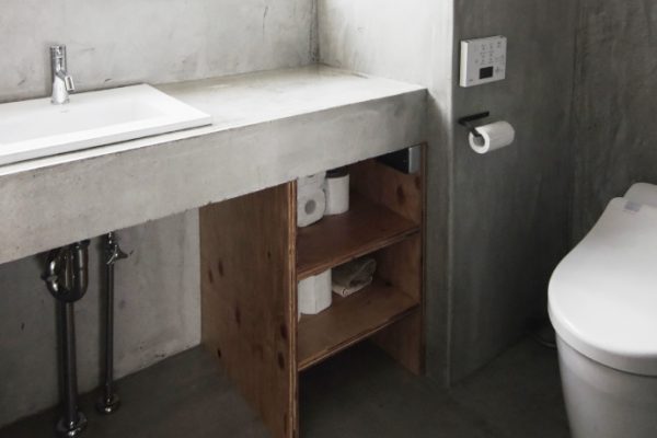 素材感を活かしたシンプルなトイレのインテリア集