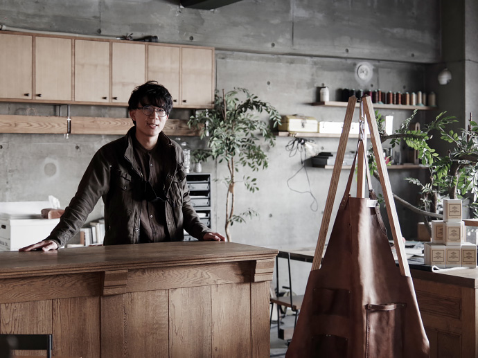 【INTERVIEW】「木と鉄と革と。」がテーマのものづくり。HACHI KAGU家具職人の手仕事