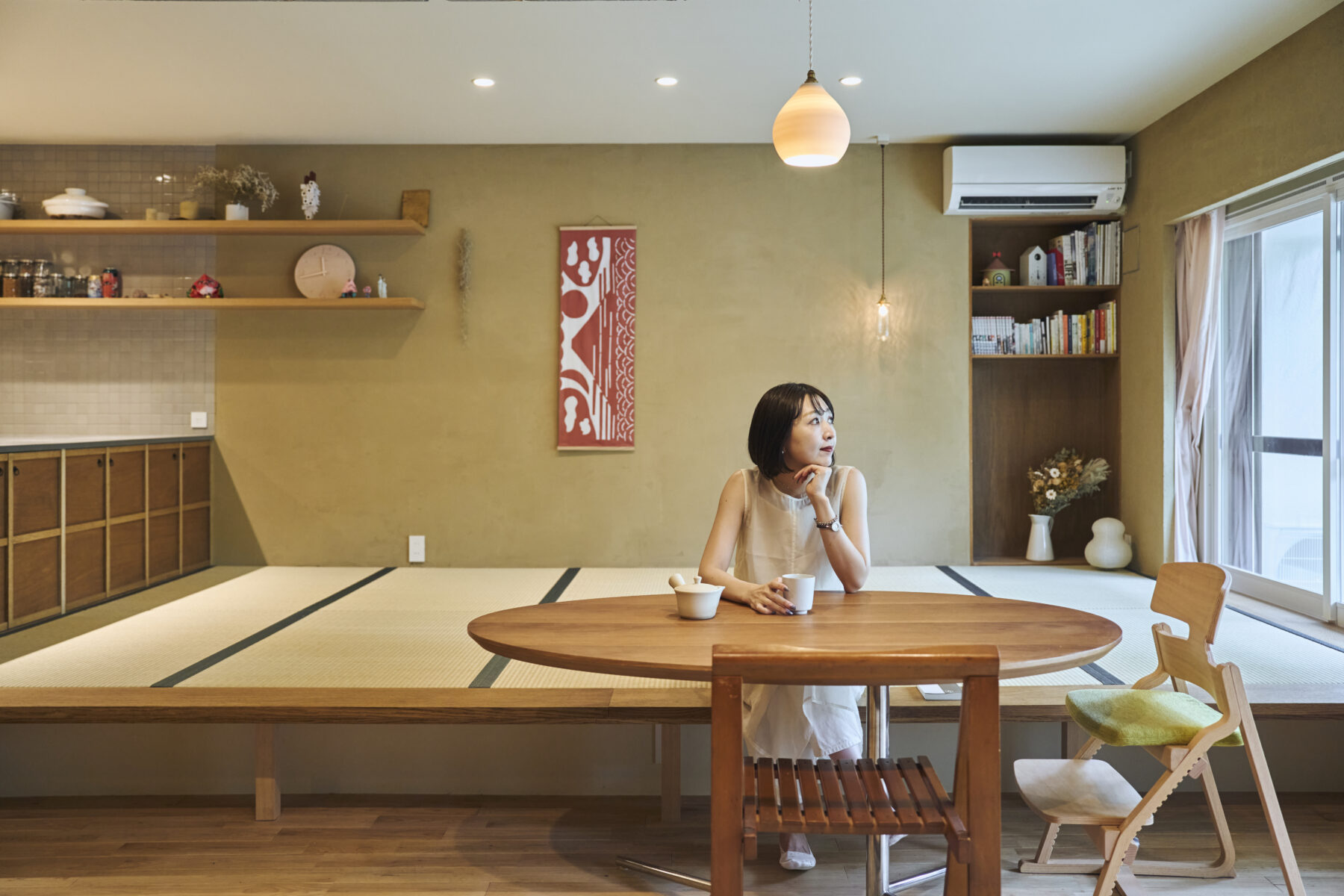 緑を借景に、お茶を愉しむ。自然素材に包まれたデザイナー自邸のマンションリノベ見学会